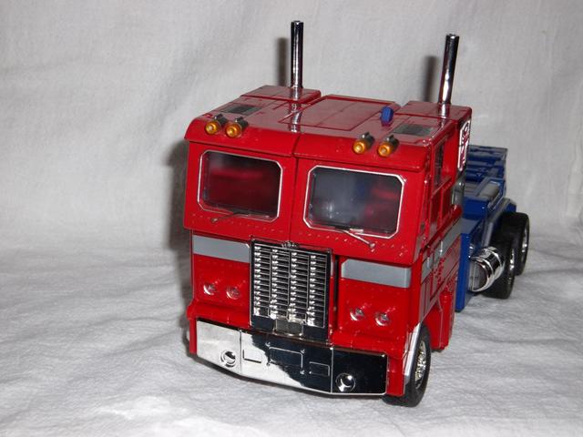 Masterpiece Optimus Prime - vehicle front